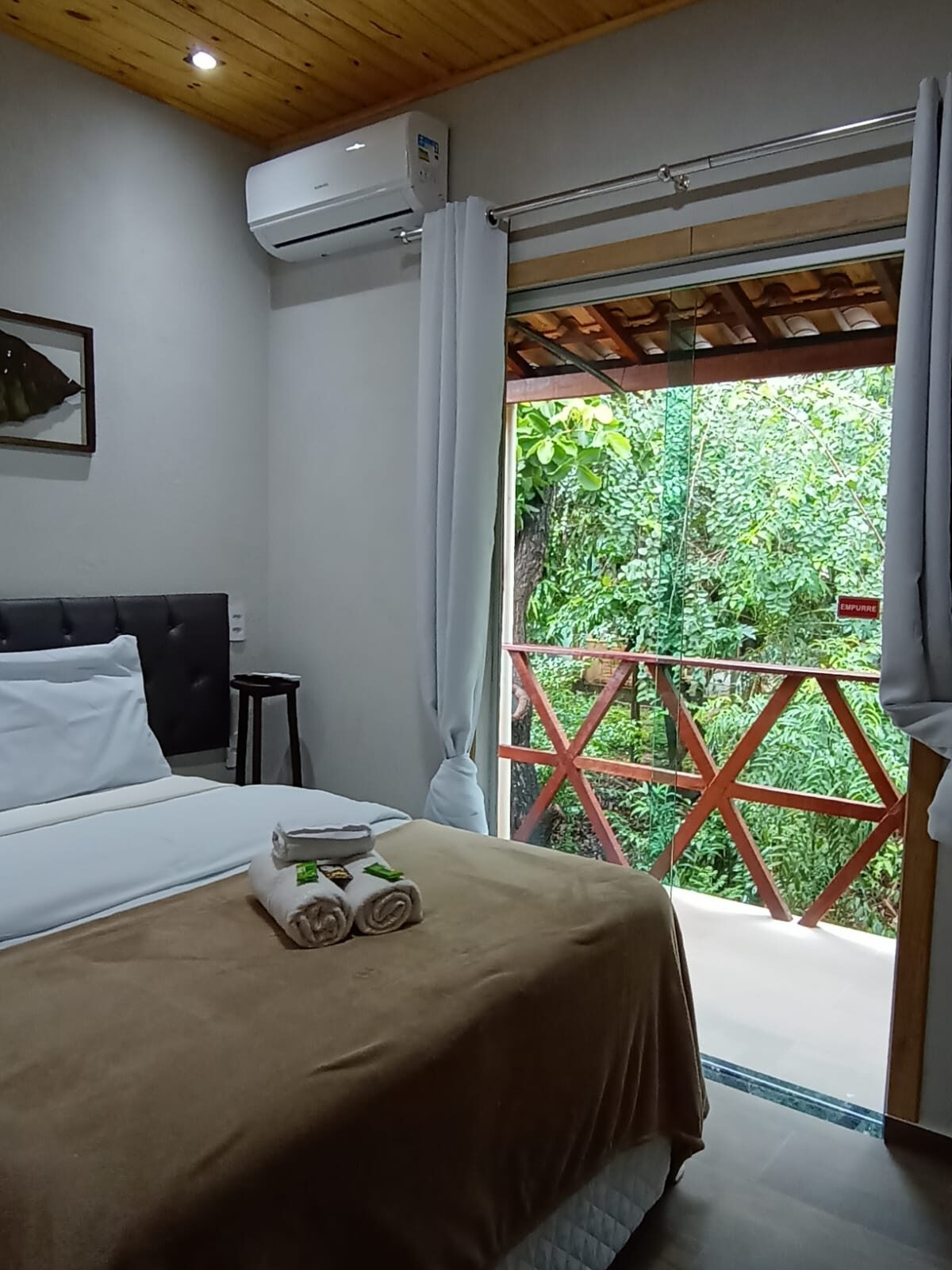 Varanda de um flat da Pepalantus Flats com vista para a mata da Serra do Cipó