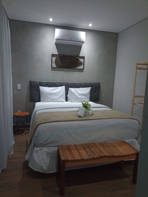 Quarto com cabeceira estofada